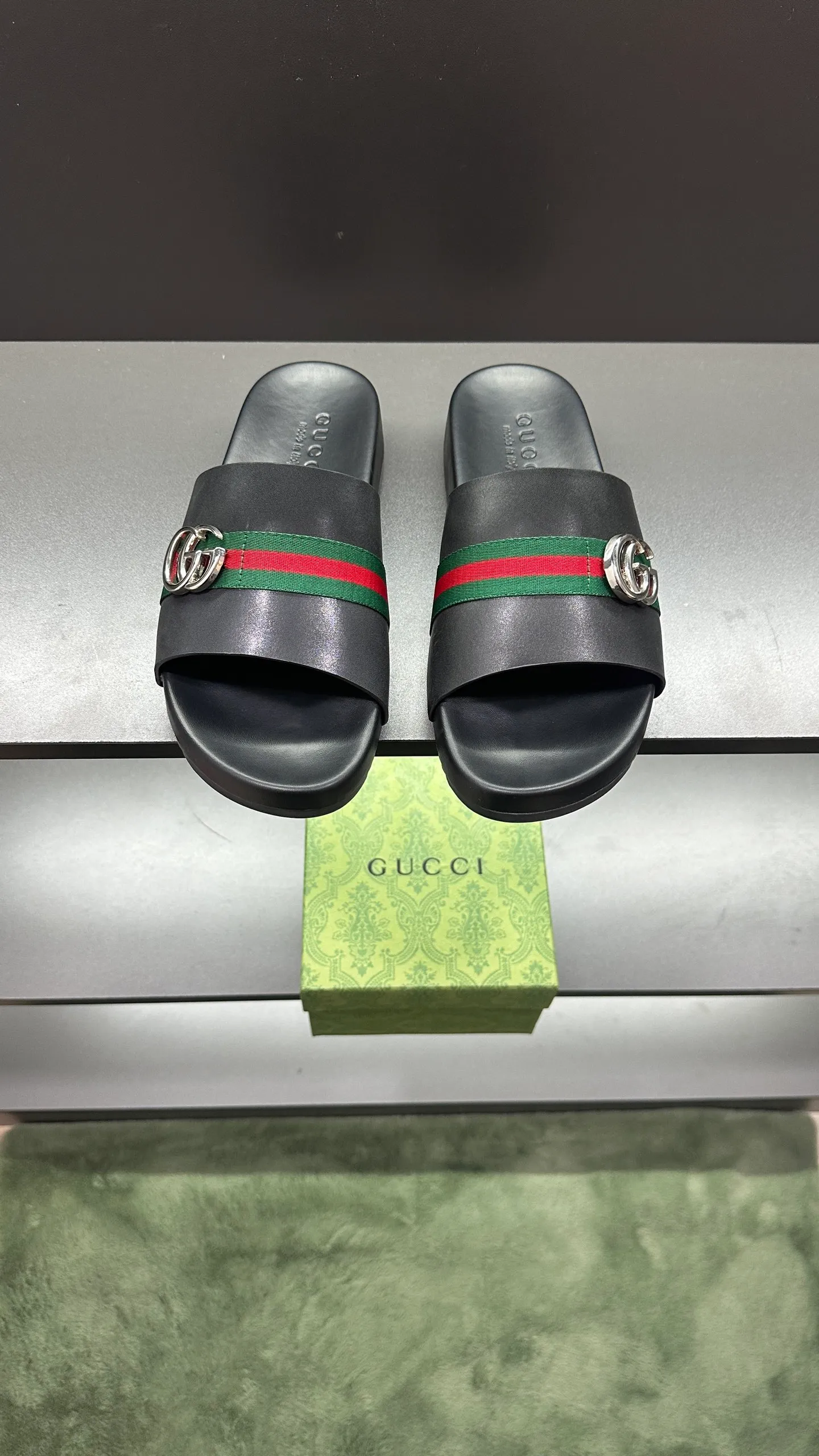 [G Home New Style] P: 300💰Men's size 39~45, (46. Customized) This slipper is made of GG polyester fiber and is decorated with a Gucci label on the front, which adds a striking logo feel to the style. "Gucci Made in Italy" stamped label Rubber sole Flat Made in Italy